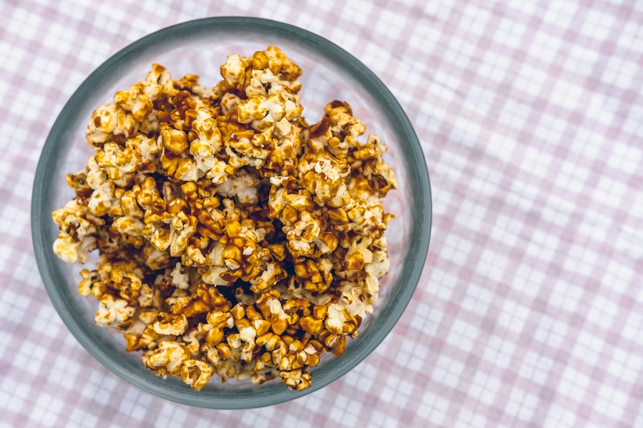 Pipoca doce fitness sobre a mesa